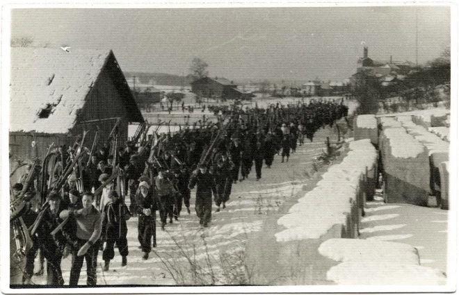 Trīsdesmito gadu vidū populāri kļuva slēpotāju vilcieni. Te redzami ziemas prieku cienītāji, kuri ar vilcienu atbraukuši uz Milzkalni.