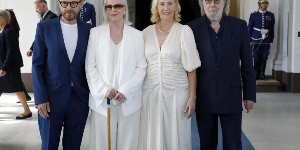 Grupa "ABBA" 2024. gadā. No kreisās: Bjorns Ulveuss, Anni-Frīda Lingstada, Agneta Feltskūga un Benijs Andersons, pēc apbalvojuma saņemšanas no Zviedrijas karaļa un karalienes par izcilo ieguldījumu Zviedrijas un pasaules popmūzikas vēsturē.