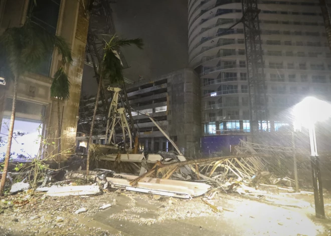 Šokējoši kadri no Floridas: tumsa, iznīcinoši plūdi un viesuļvētras "Miltons" radītais haoss (VIDEO)