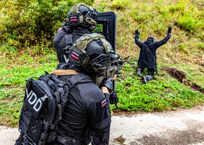 Vidzemē specdienesti trenējas teroristu aizturēšanā un ķīlnieku glābšanā, izspēlējot sarežģītas operācijas