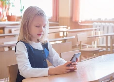 Bērniem līdz 6.klasei visās skolās no nākamā mācību gada liegs izmantot mobilos tālruņus. 
