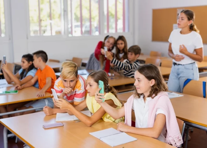 Официально: мобильные телефоны в школах до 6-го класса будут запрещены