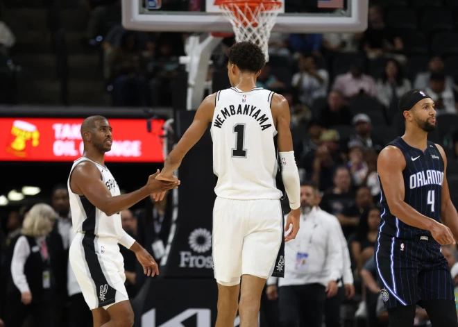 VIDEO: Kriss Pols debitē "Spurs" rindās un jau demonstrē lielisku sapratni ar Vembanjamu; Taunss jau iejūtas Ņujorkā