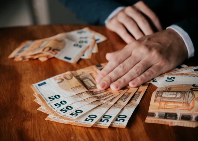 Darba devējiem būs jāziņo Valsts ieņēmumu dienestam par algām, kas tiek izmaksātas skaidrā naudā