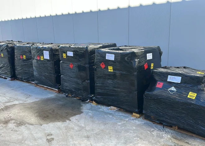 В целом в ходе обысков было изъято более тонны готового синтетического наркотика клефедрон, более 38 000 литров различных химических жидкостей, которые, согласно экспертизе, являются прекурсорами, то есть материалами для производства синтетических наркотиков.