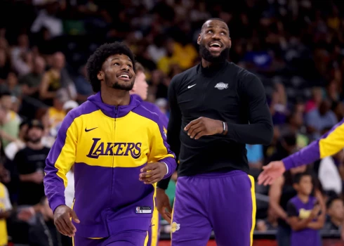 Bronijs Džeimss (pa kreisi) kopā ar tēvu Lebronu (pa labi) pirms NBA pārbaudes spēles.
