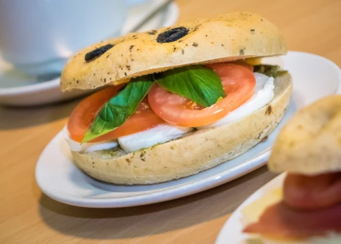 Grilēti sendviči ar sieru un tomātiem.