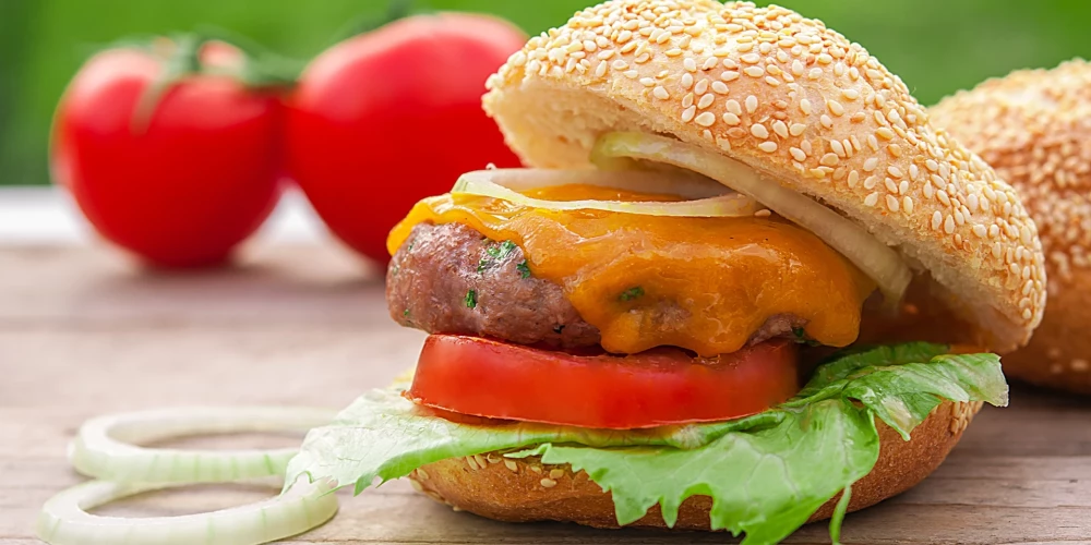 Burgers ar gaļu un skābētiem kāpostiem.