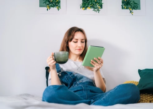 E-grāmatas ir ne tikai moderns mūsdienu tehnoloģiju sasniegums, bet to lasīšana ir vienkārši ērta, jo vienā mazā ierīcē var satilpināt neskaitāmas e-grāmatas, būtībā – nēsāt līdzi savu bibliotēku