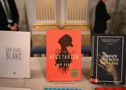 Dienvidkorejas rakstnieces Han Kang grāmatas. 