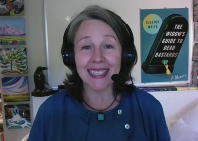 Разъяренная вдова узнала об изменах мужа после его смерти и... съела прах, рассказав, какой он на вкус