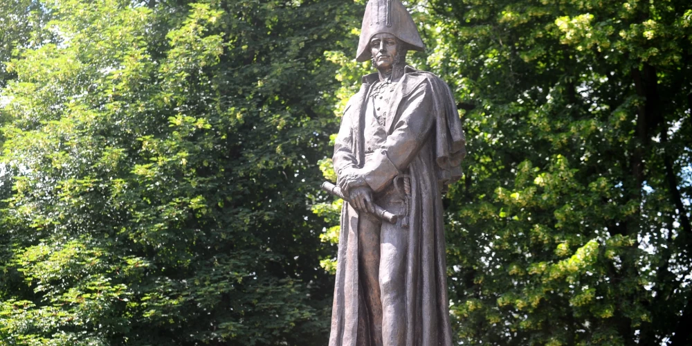 Barklaja de Tolli piemineklis Esplanādē.