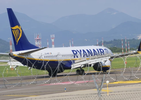  Īrijas zemo cenu lidsabiedrības "Ryanair" lidmašīna.  