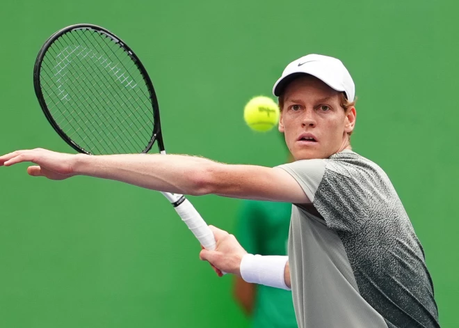 Siners Šanhajā sakauj Medvedevu; Mahačs pārsteidz Alkarasu