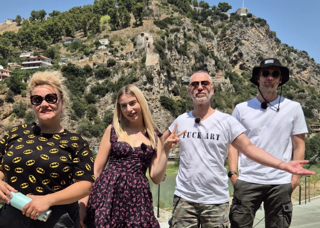 "Četri uz koferiem" Albānijā.