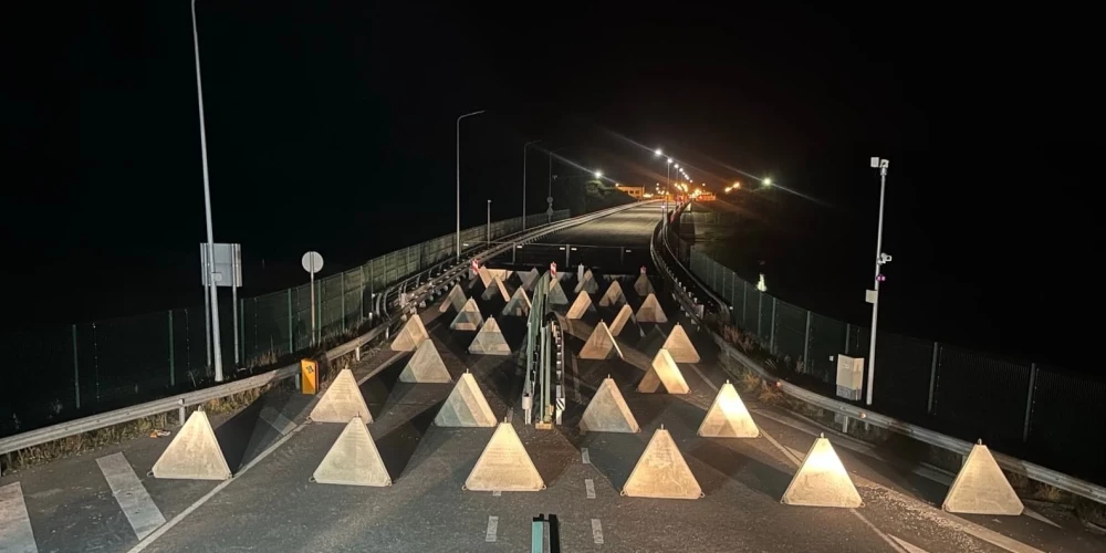 Lietuva jau novietojusi "pūķa zobus" uz tilta pār Nemunas upi ceļā no Kaļiņingradas. (foto: Lietuvas Aizsardzības ministrija / "X")