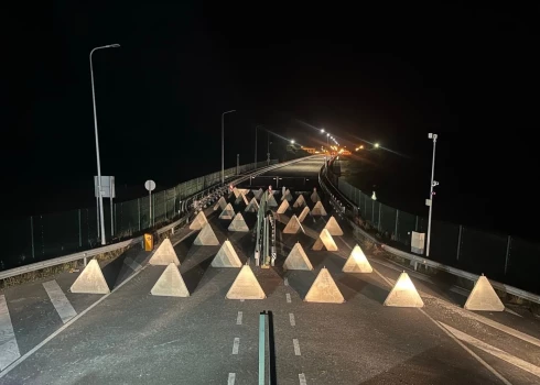 Lietuva jau novietojusi "pūķa zobus" uz tilta pār Nemunas upi ceļā no Kaļiņingradas. (foto: Lietuvas Aizsardzības ministrija / "X")