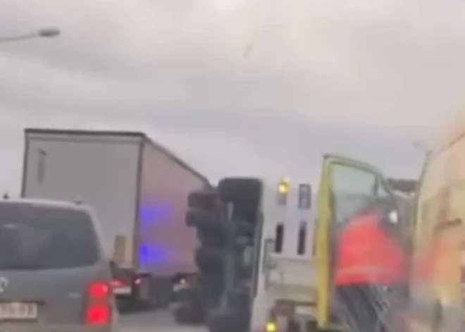 VIDEO: Ķekavas aplī vairāku automašīnu sadursme, apgāzies kravas auto