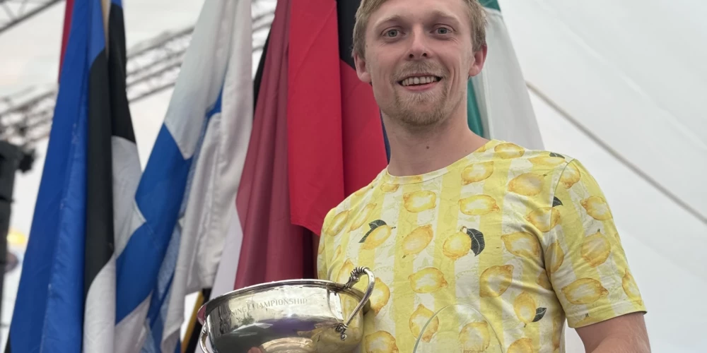 Renārs Purmalis ar pasaules čempiona ceļojošo kausu. To gan viņam mājās vest neļāva. Ko tagad dod izcīnītais pasaules čempiona tituls? Vai tagad viņu aicinās pa visu pasauli sniegt austeru atvēršanas meistarklases? “Šajās sacensībās balvu fonds ir iespējami mazākais, kāds vispār var būt. Pat ceļojošo kausu, ko man pasniedza, varēju paturēt tikai uz vienu vakaru, jo bija jāatdod sacensību rīkotājiem glabāšanā. Manā īpašumā palika vien divas stikla plāksnes – par uzvaru visā čempionātā un par ātrāko atvēršanu. Tās ir manas vienīgās balvas.”