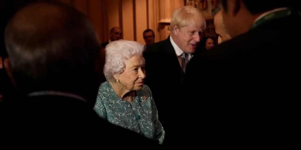 Karaliene Elizabete II un Boriss Džonsons.