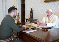 Ukrainas prezidents Volodimirs Zelenskis ar Romas Katoļu baznīcas pāvestu Francisku.