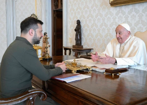 Ukrainas prezidents Volodimirs Zelenskis ar Romas Katoļu baznīcas pāvestu Francisku.