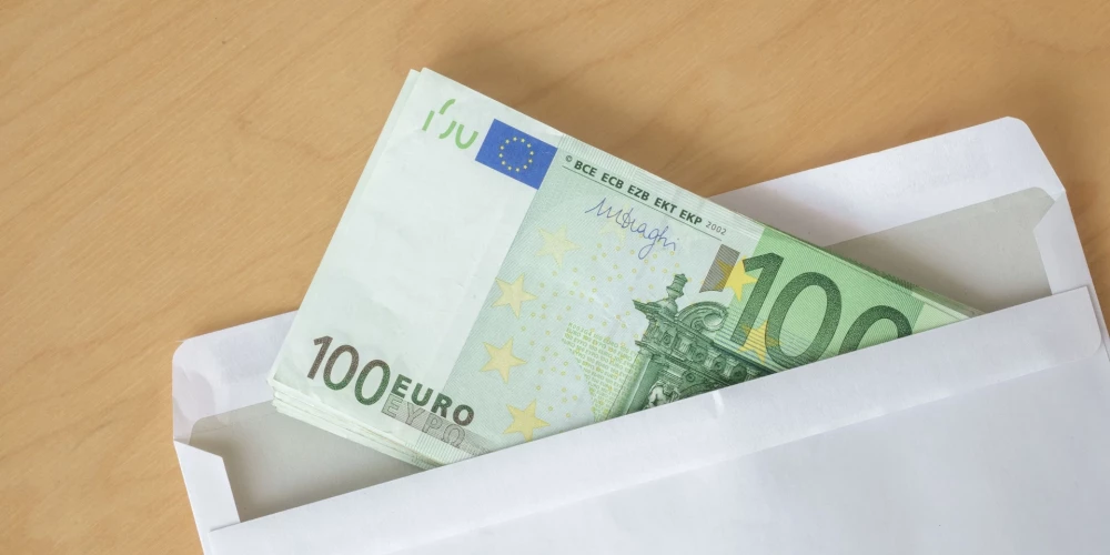 A police officer has been jailed for accepting a 100 euro bribe