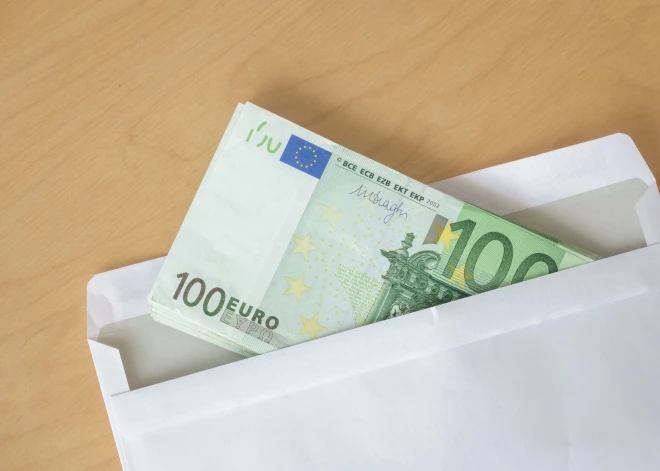 Policistam piespriež cietumsodu par 100 eiro kukuļa pieņemšanu