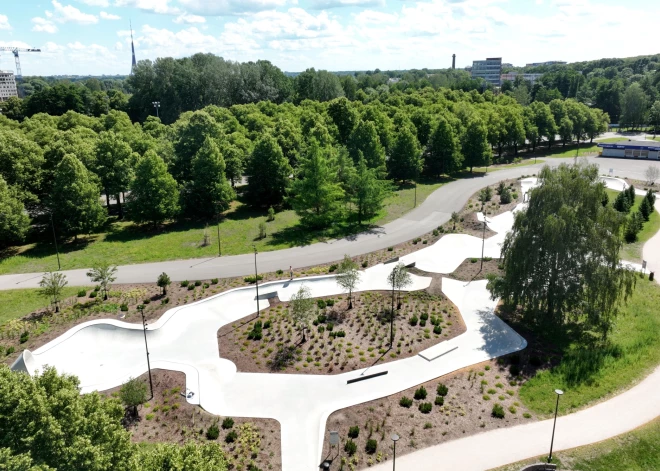 Uzvaras parkā līdz gada beigām plānots pabeigt teju visu celiņu un rotaļu laukuma atjaunošanu