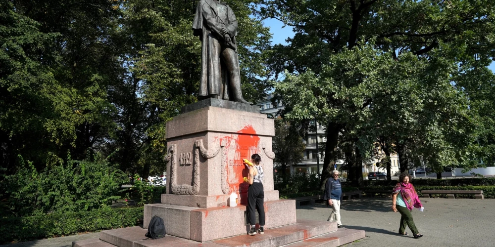 Памятник Барклаю де Толли был измазан краской.