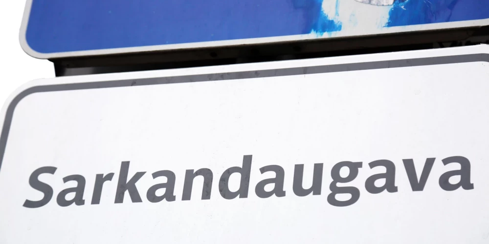 Pie aizdomās turētajām personām konstatēts ap puskilograms dažādu vielu, kam nozīmēta ekspertīze. 
