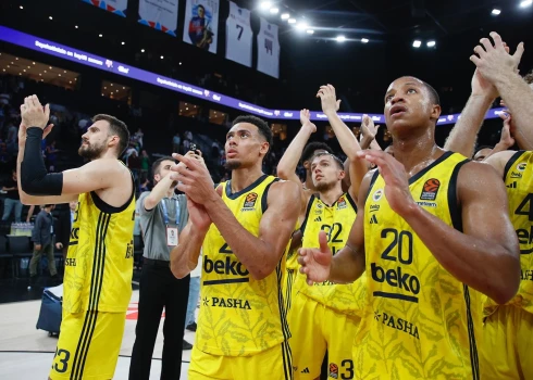 Artūrs Žagars (vidū) pēc "Fenerbahce" uzvaras Stambulas derbijā.