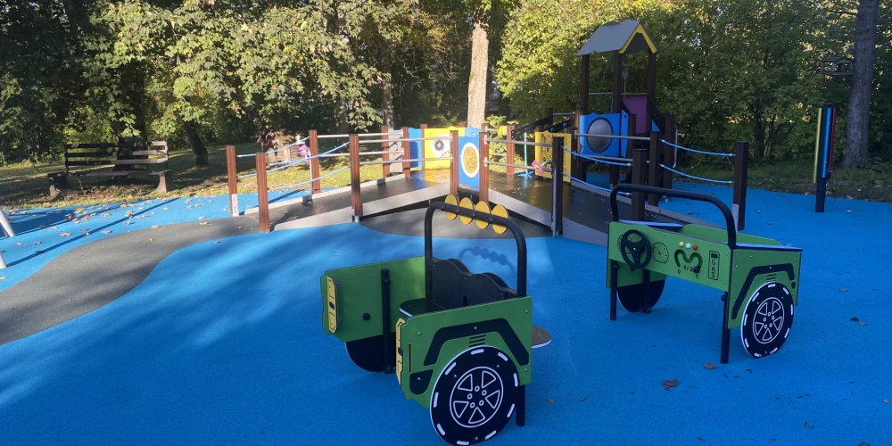 Par ziedojumiem izveidots pielāgots rotaļlaukums bērniem ar funkcionāliem traucējumiem. 