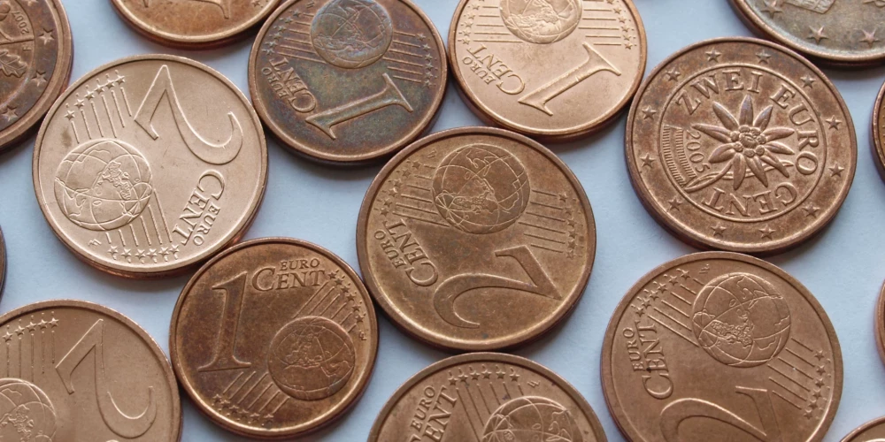 Viena un divu centu monētas.