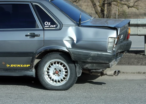 Iebuktēta automašīna.