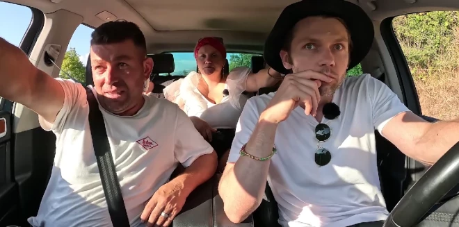 Krāpnieks jau pie ceļotājiem mašīnā.