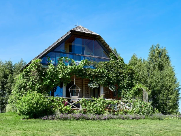 Krimuldas dārzā dominē baltā, sudraba, baltā un zila krāsa.