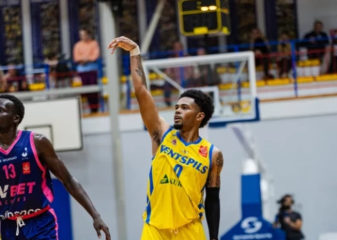 Lamārs Normens spēlē pret Rīgas "Zeļļiem".