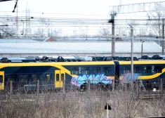 Vagonu depo ar grafiti apķēpāts jaunais "Škoda Vagonka". 