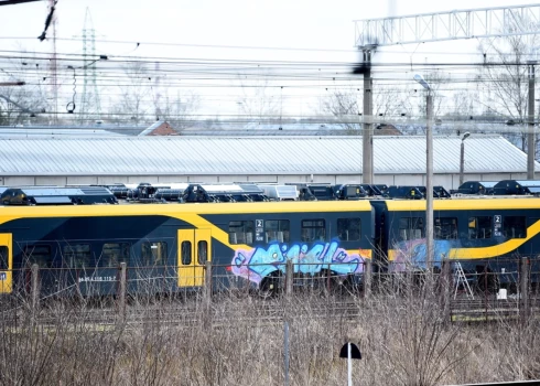 Vagonu depo ar grafiti apķēpāts jaunais "Škoda Vagonka". 