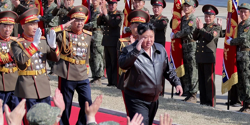 Ziemeļkorejas līderis Kims Čenuns apmeklē Korejas Tautas armijas Seulas Ryu Kyong Su gvardes 105. tanku divīzijas štābu.