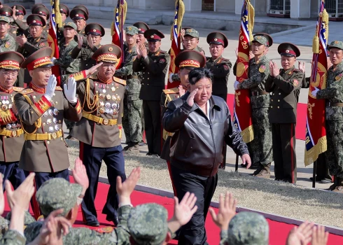 Ziemeļkorejas līderis Kims Čenuns apmeklē Korejas Tautas armijas Seulas Ryu Kyong Su gvardes 105. tanku divīzijas štābu.