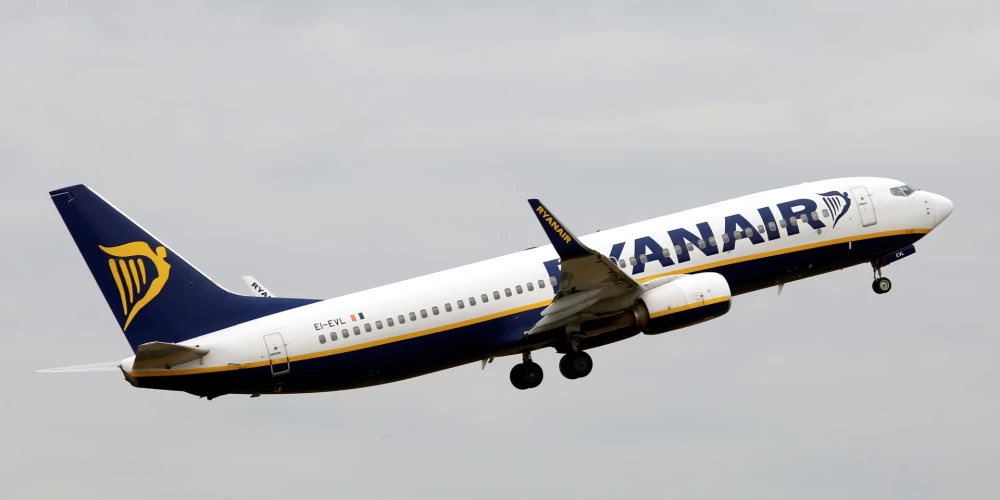 Aviokompānijas "Ryanair" lidmašīna starptautiskās lidostas "Rīga" lidlauka teritorijā.