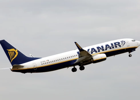 Aviokompānijas "Ryanair" lidmašīna starptautiskās lidostas "Rīga" lidlauka teritorijā.