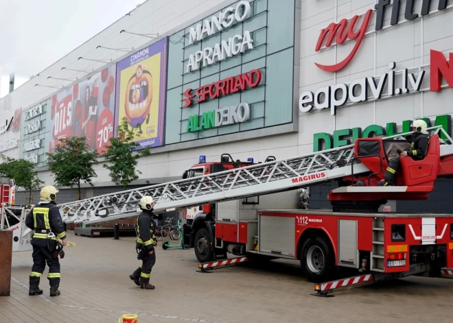 Šorīt "Akropole Alfa" notikusi evakuācija stāvlaukumā degošas automašīnas dēļ