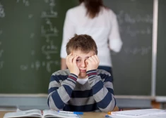 Vecākiem vienmēr jāpievērš uzmanība tam, kā bērns jūtas skolā. Ja bērns ir stresā, nejūtas komfortabli vai sāk baidīties iet uz skolu, tas ir signāls, ka situācija jārisina