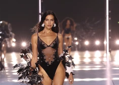  Ирина Шейк на показе Victoria's Secret в 2024 году.