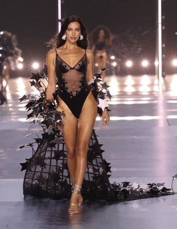 Ирина Шейк на показе Victoria's Secret в 2024 году.