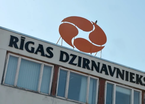 AS ''Rīgas dzirnavnieks'' ēka ar logo.