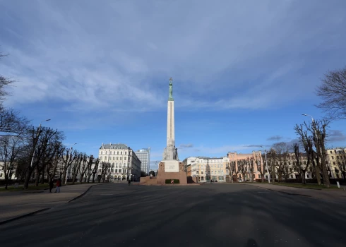 Laukums pie Brīvības pieminekļa.